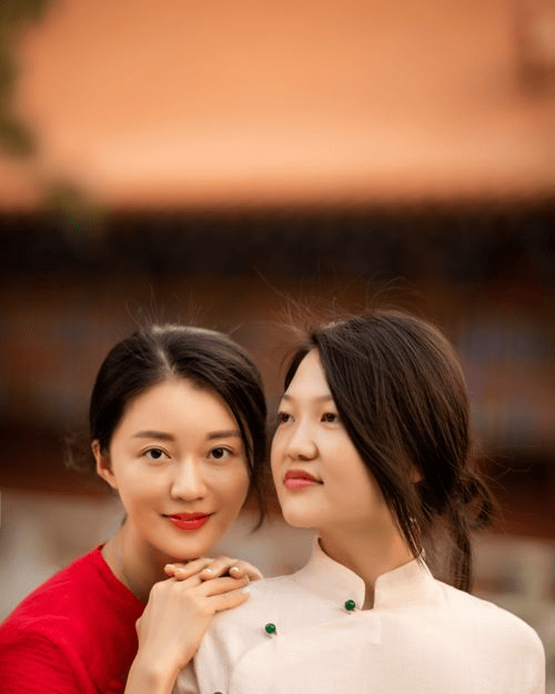 小雅与阿宁并肩相依的温柔瞬间，见证十年闺蜜情谊